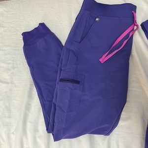 FIGS women’s Zamora jogger scrub pants in size medium. Purple